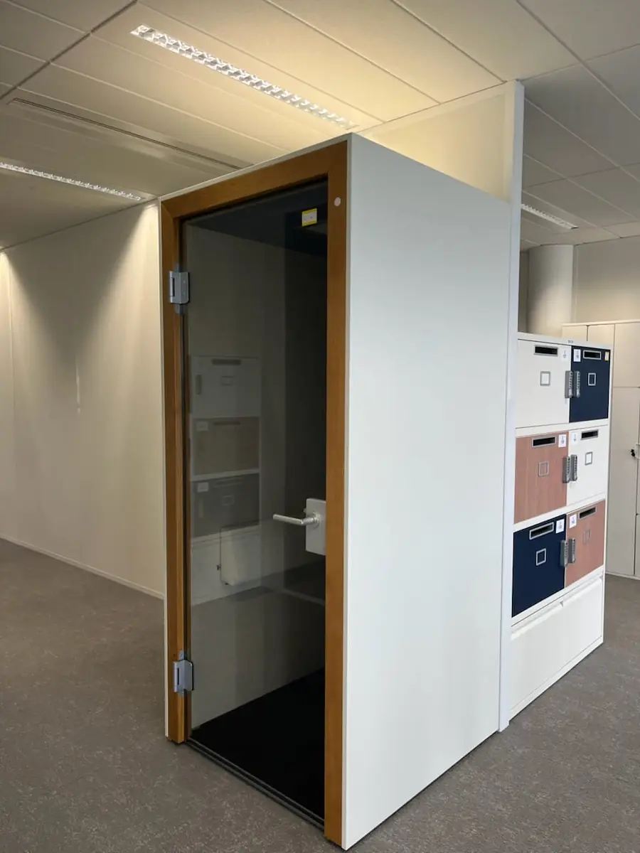 Cabine acoustique et rangements installés dans des bureaux