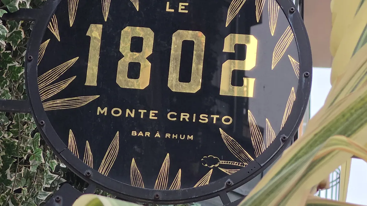 Enseigne du 1802, bar à rhum de l'Hôtel Monte Cristo, décor du tournage publicitaire