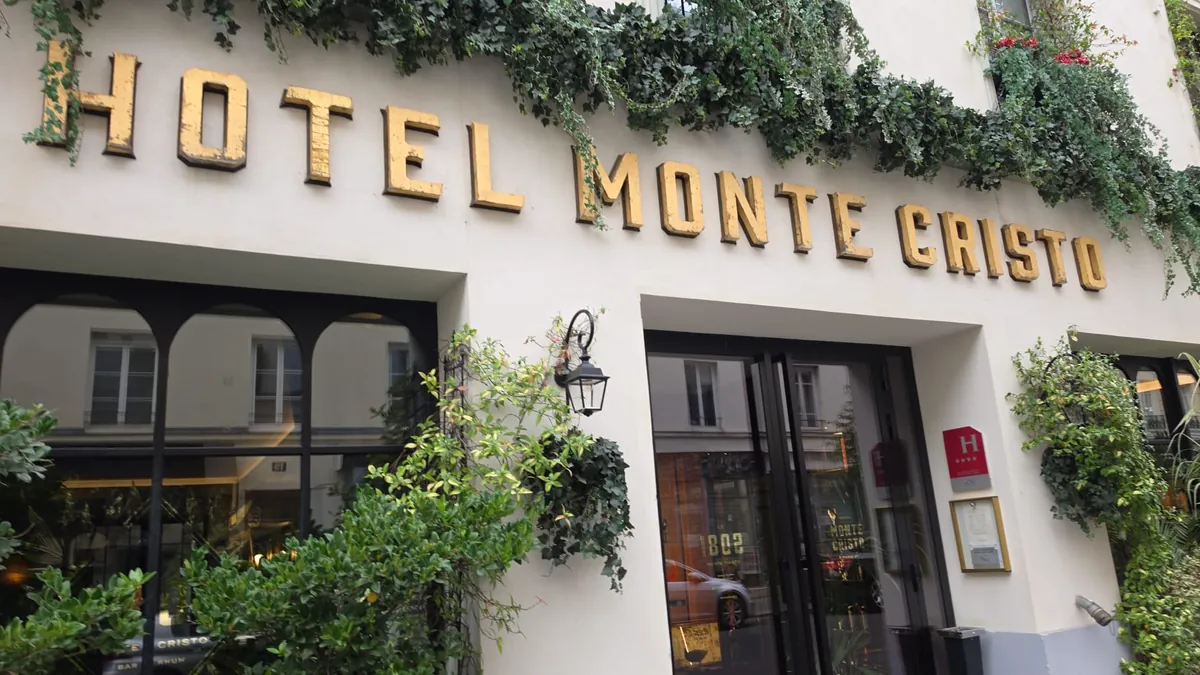 Façade végétalisée de l'Hôtel Monte Cristo à Paris, l'un des lieux de la tournée de tournage