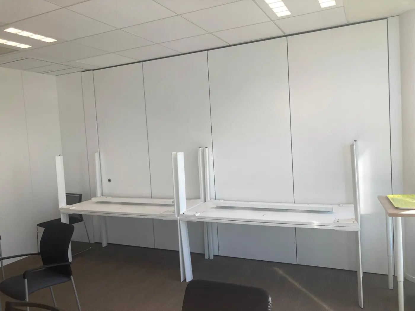 Montage et démontage de mobilier de bureau sur un chantier à Paris